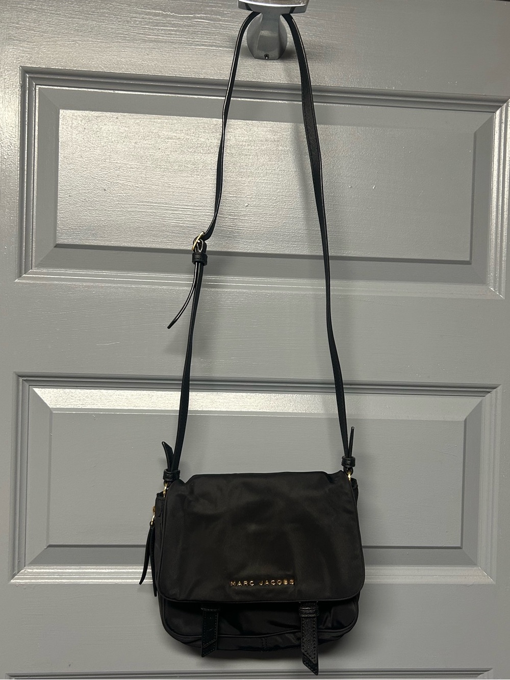 MARC JACOBS “Zip That” small messenger cross body purse. Black nylon apron 9”x9”